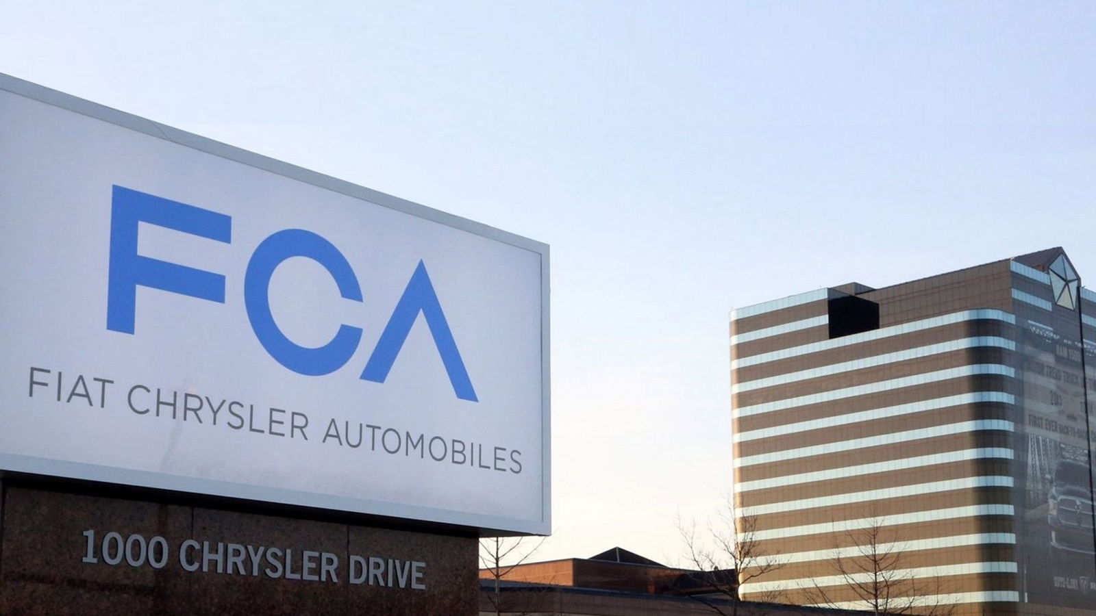 La sede di FCA fotografata al tramonto