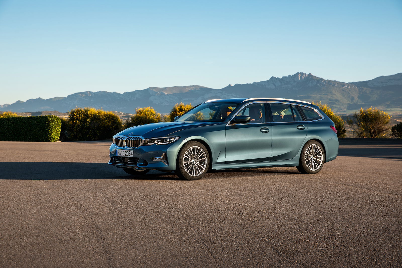 BMW Serie 3 Touring azzurra tre quarti anteriore