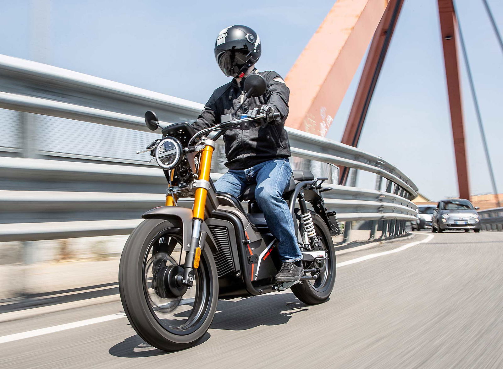 Riaju Nuuk moto e scooter elettrico in movimento