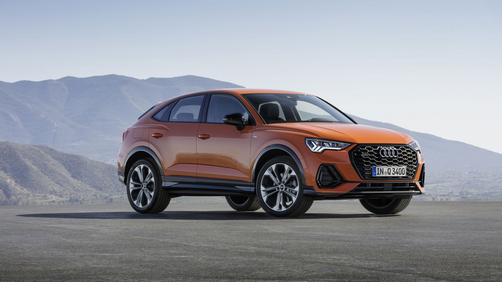 Audi Q3 Sportback arancione tre quarti anteriore