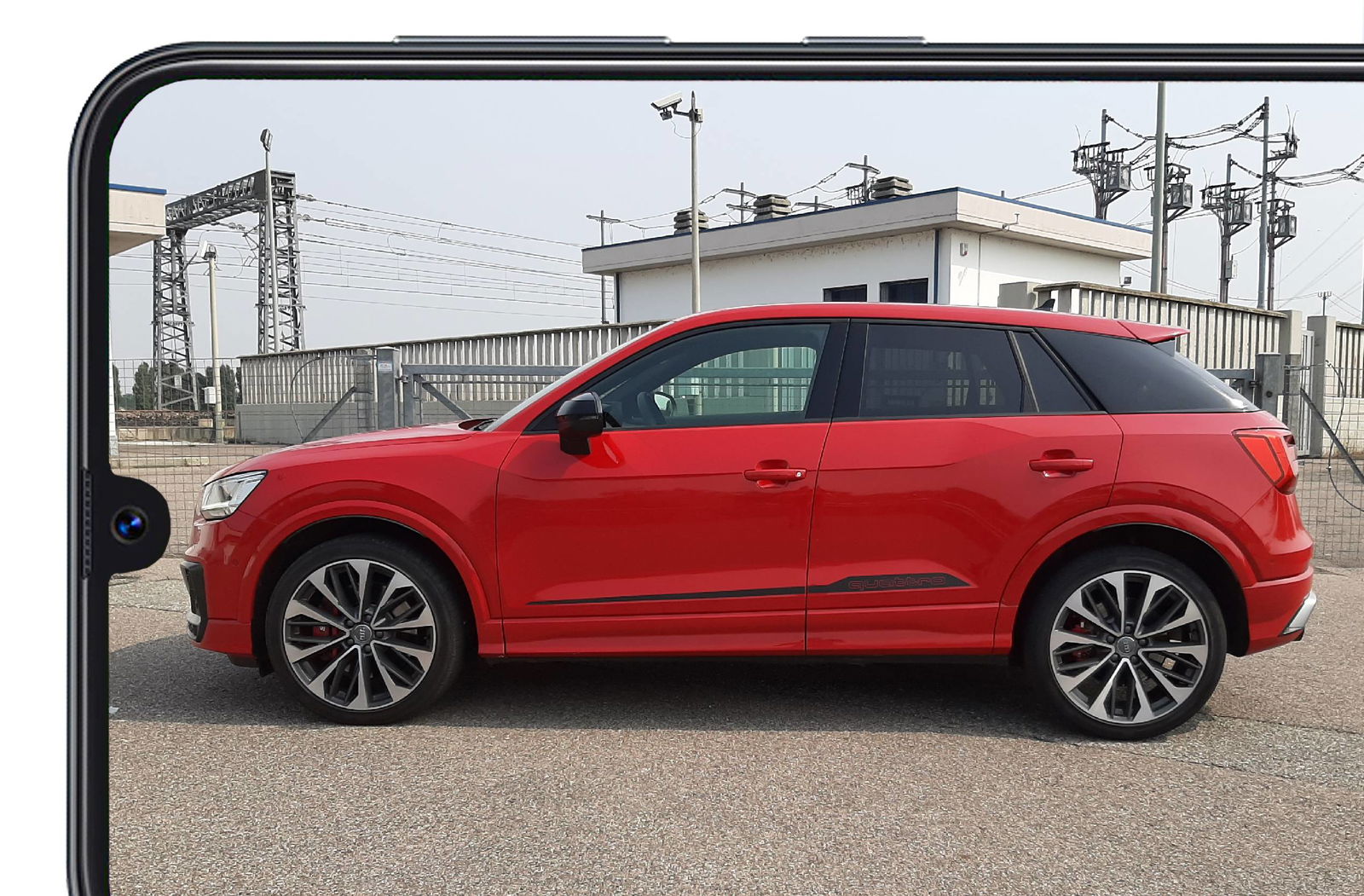 Audi SQ2 rossa vista laterale