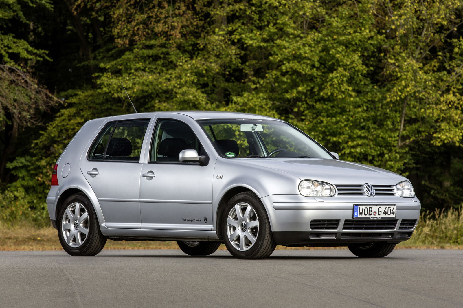 Volkswagen Golf IV grigia tre quarti anteriore
