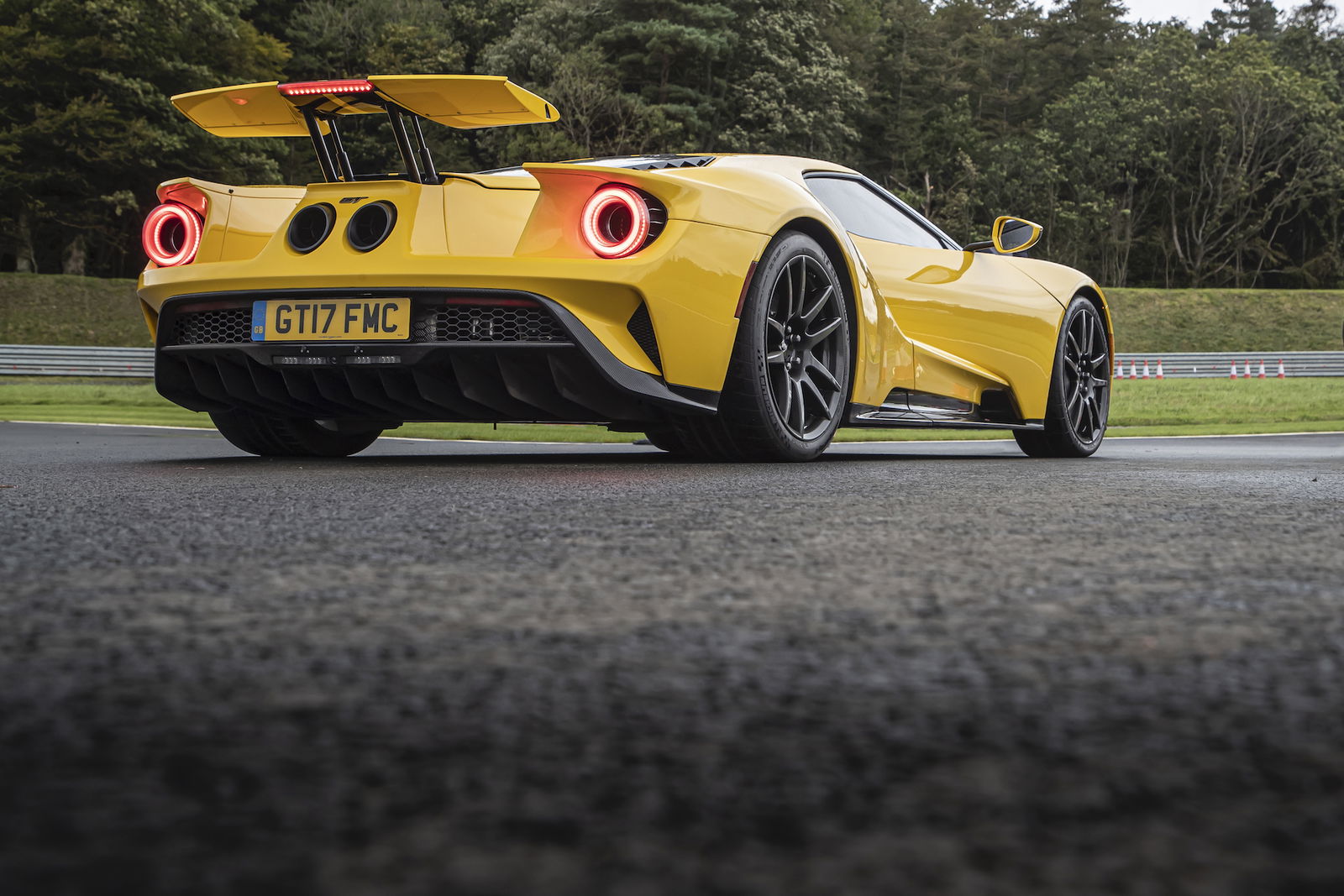 Ford GT gialla vista posteriore