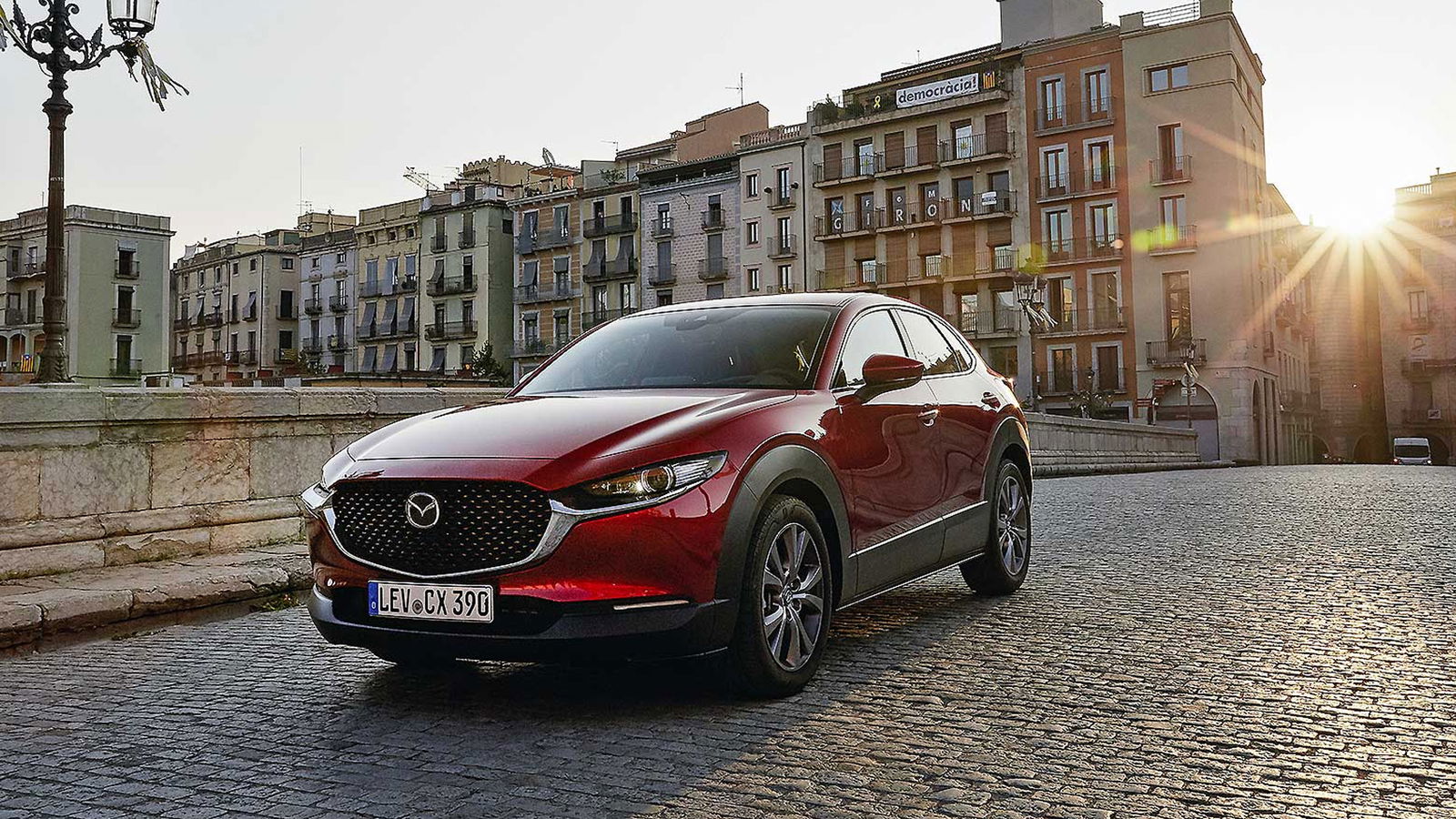 Il SUV premium Mazda CX-30 fotografato in città al tramonto