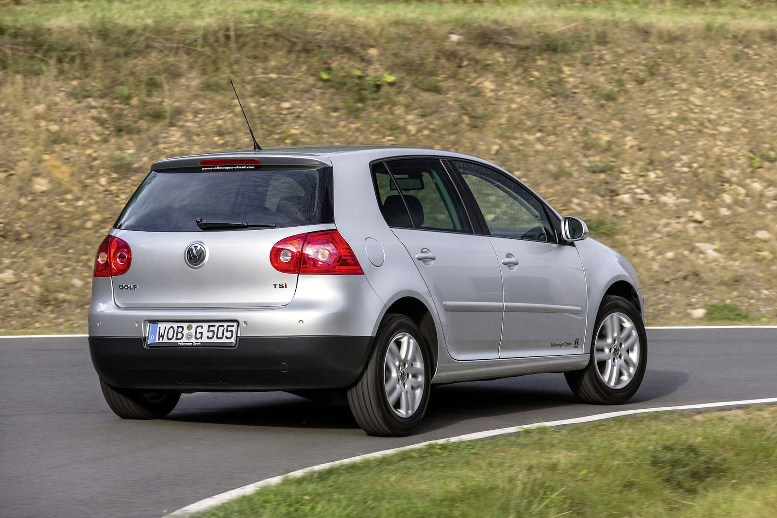 volkswagen Golf V grigia vista posteriore