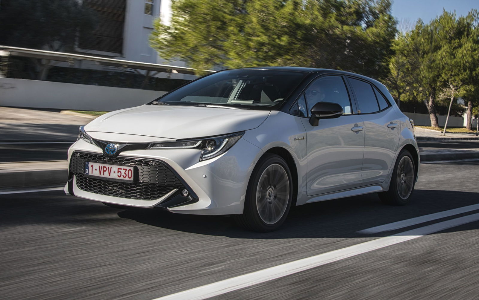 Toyota Corolla bianca movimento