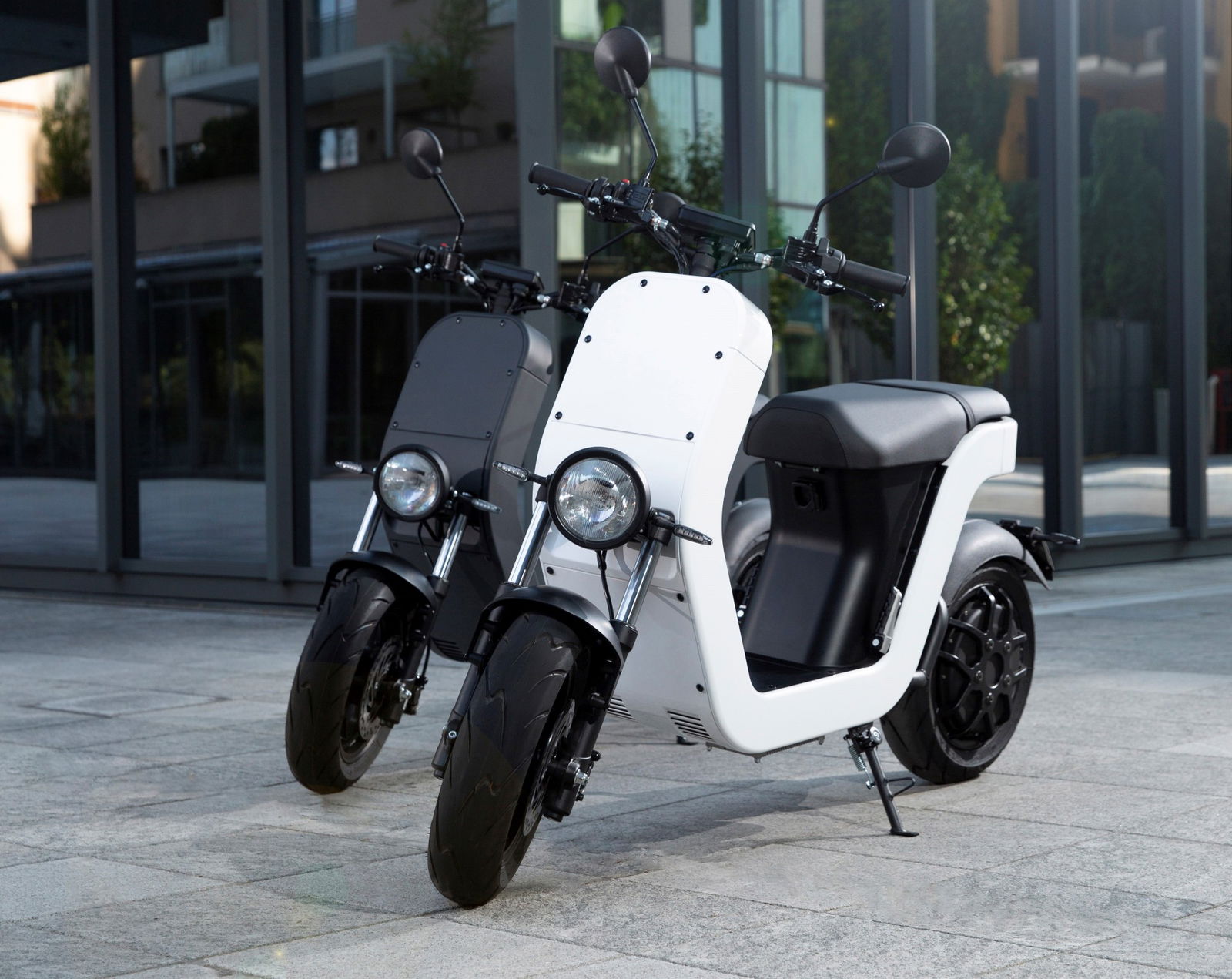 ME 2.5 E ME 6.0 Scooter elettrico italiano bianco e nero