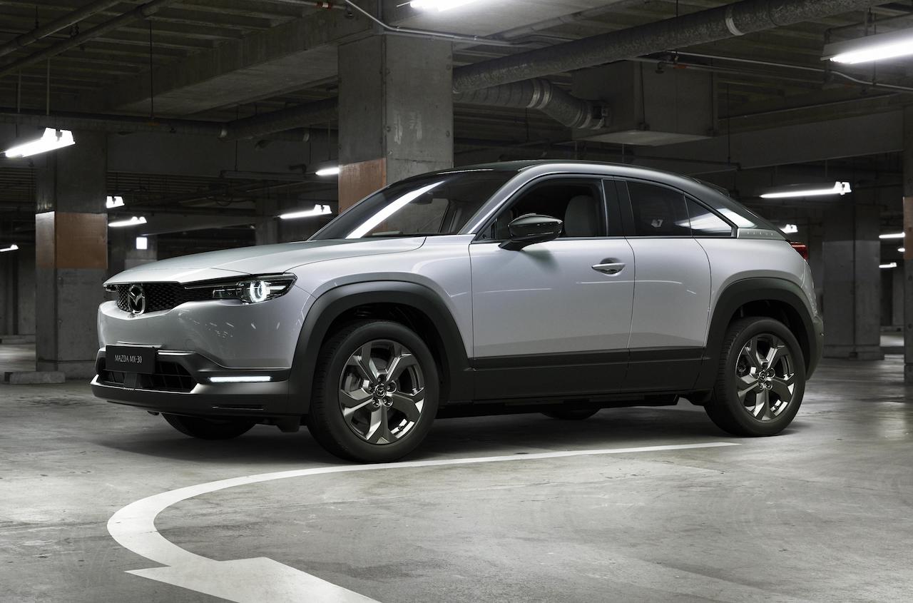 MAZDA-MX-30 bianca, vista tre quarti anteriore