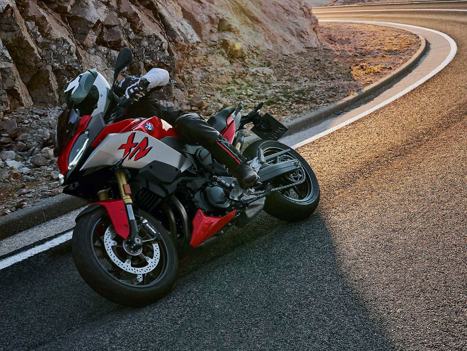 BMW F 900 XR rossa e grigia in azione moto per neopatentati A2