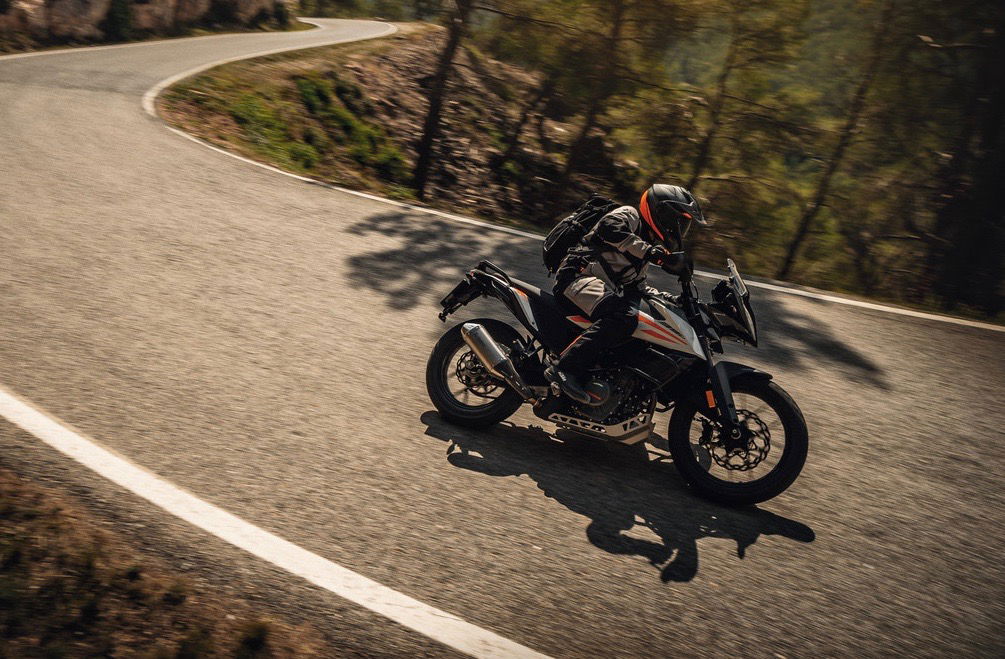 KTM 390 Adventure Moto Neopatentati A2 in azione in piega su strada
