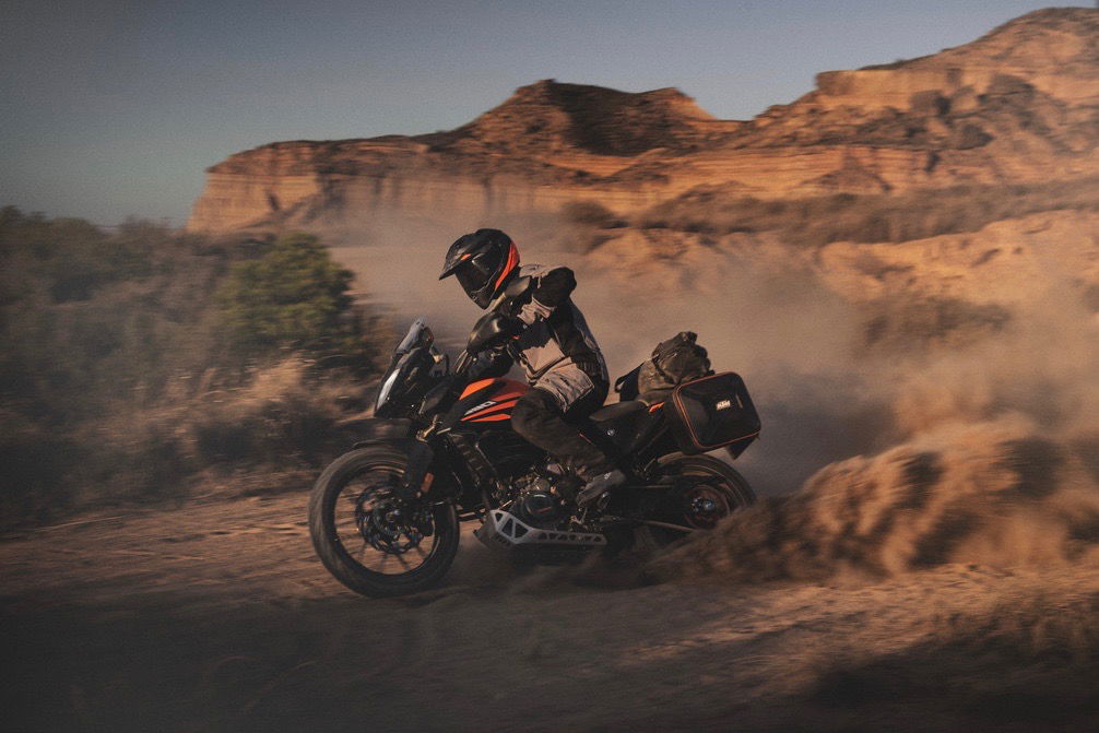 KTM 390 Adventure in azione nel deserto moto per neopatentati A2