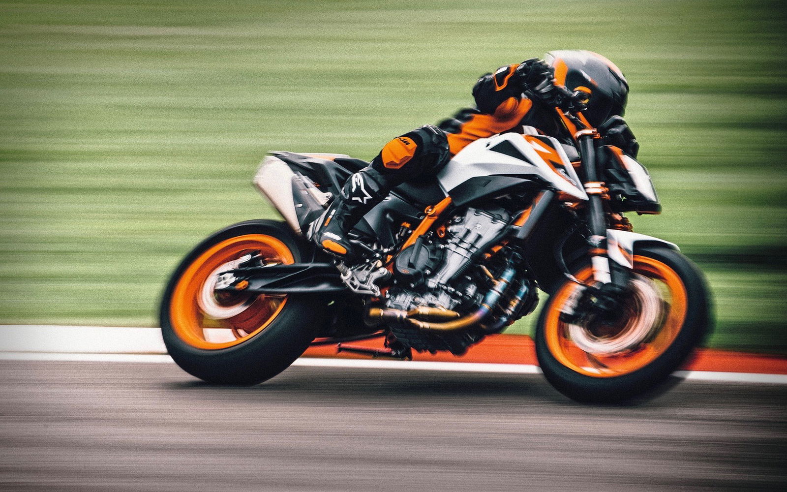 KTM 890 Duke R bianco e arancione in azione in pista
