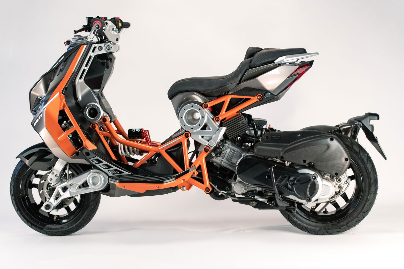 Italjet Dragster 2020 arancio foto studio 