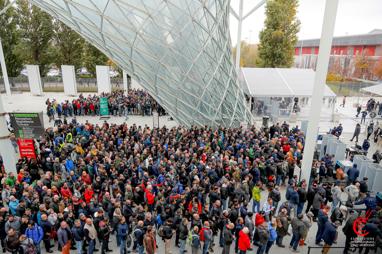 eicma 2019 folla all'ingresso della fiera