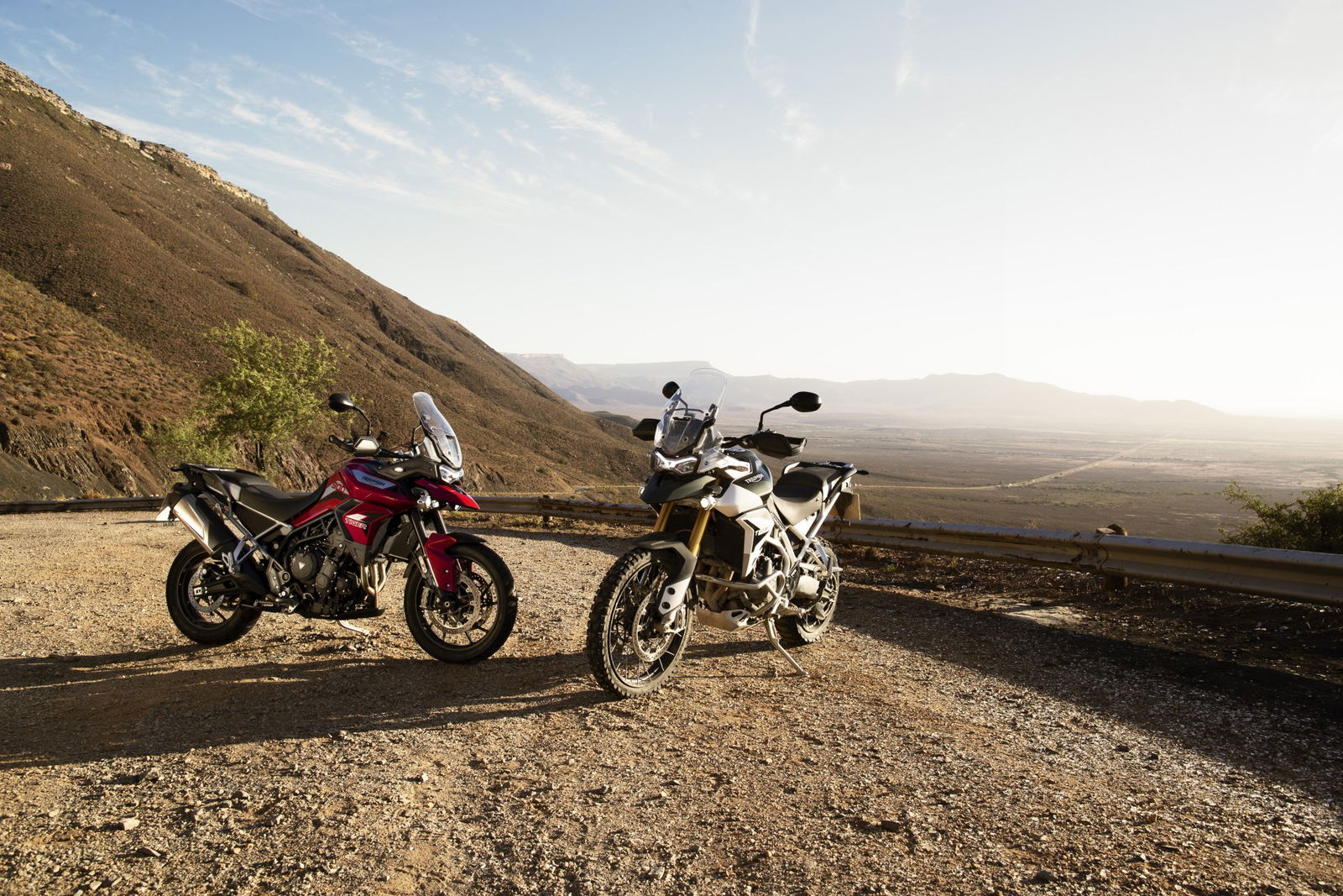 triumph tiger 900 GT e triumph tiger 900 Rally, vista di tre quarti, statica