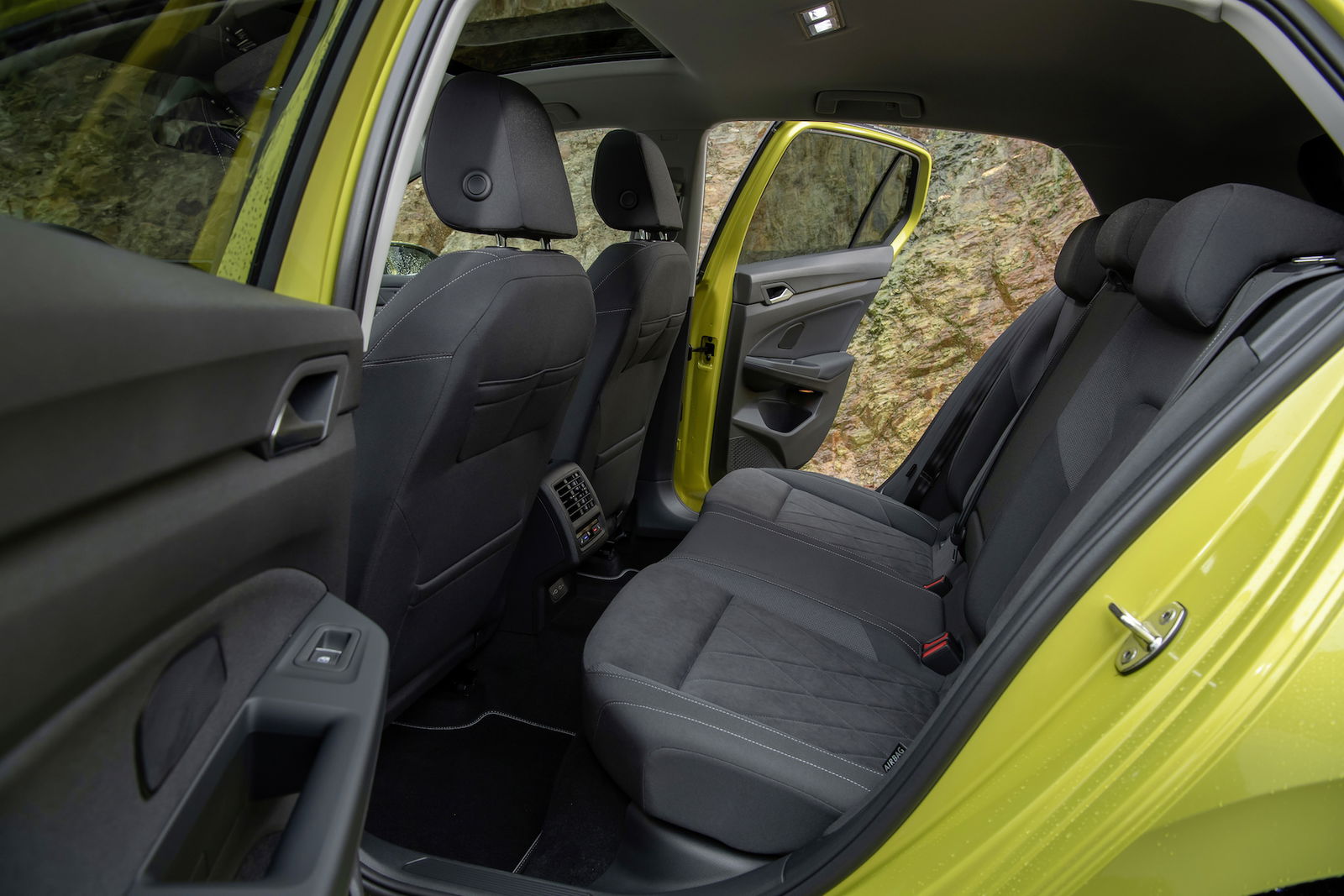 Nuova Volkswagen Golf 8, la prova (sedile posteriore)