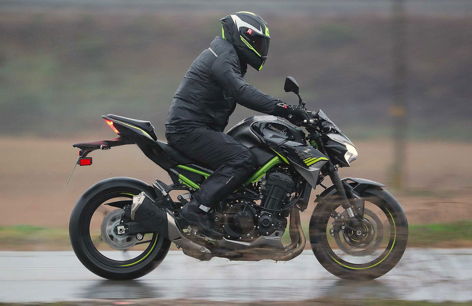 Prova Kawasaki Z900 2020 movimento laterale su strada bagnata