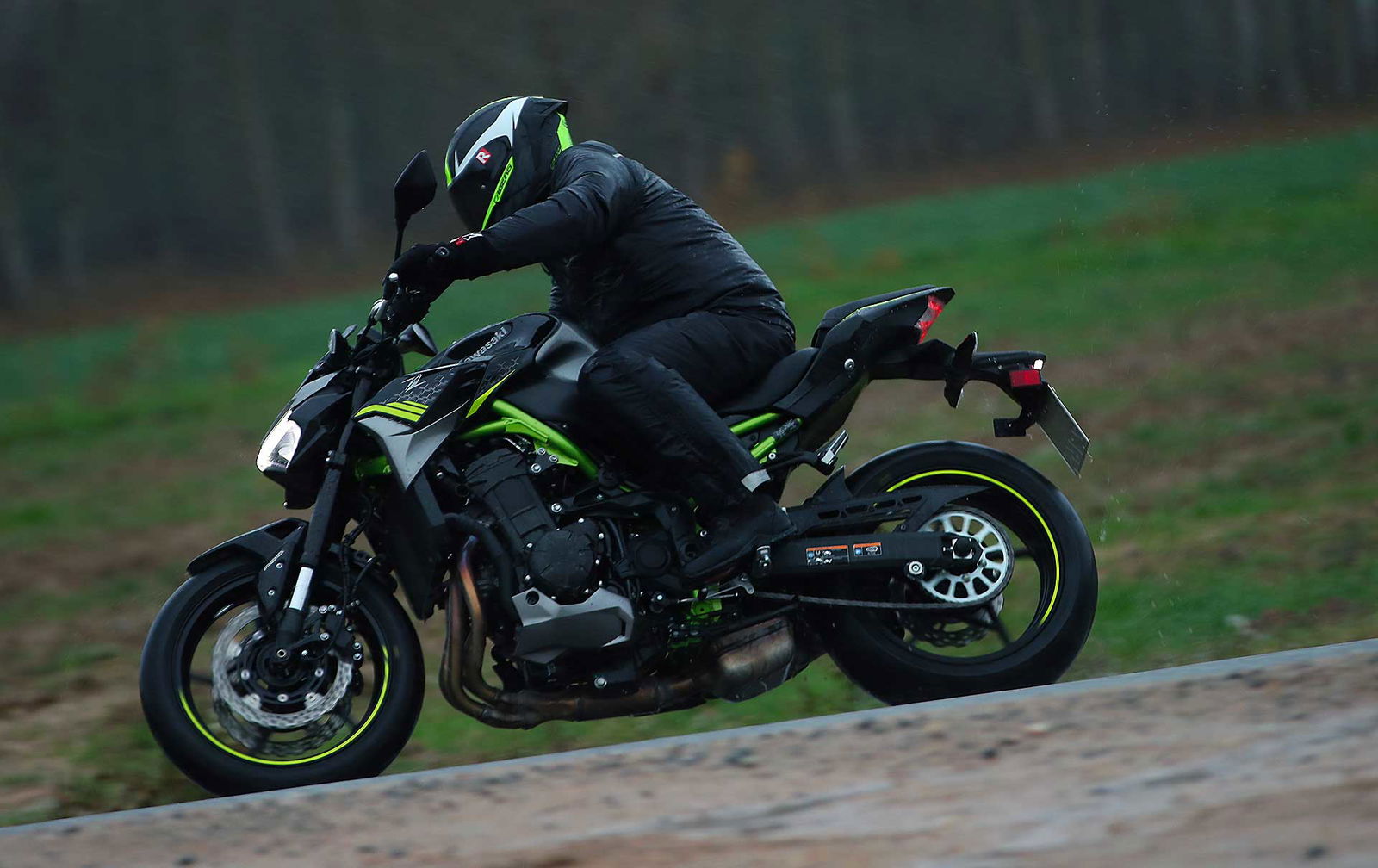 Prova Kawasaki Z900 2020 curva su strada bagnata