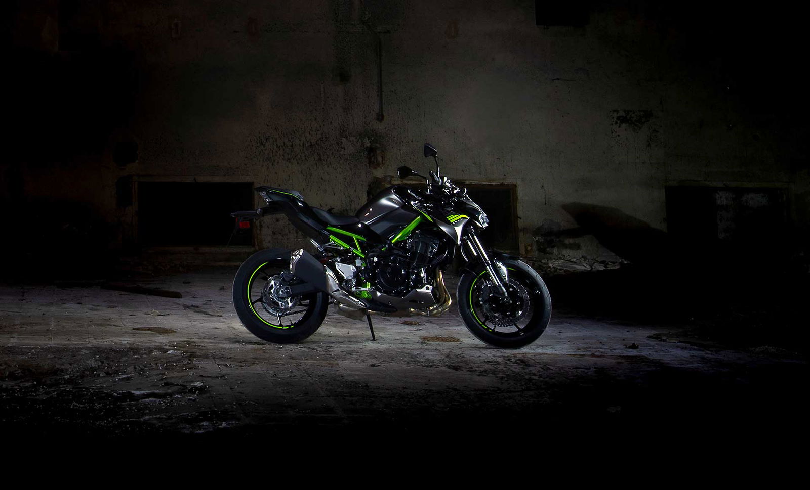 Prova Kawasaki Z900 2020 Hero shot fondo nero
