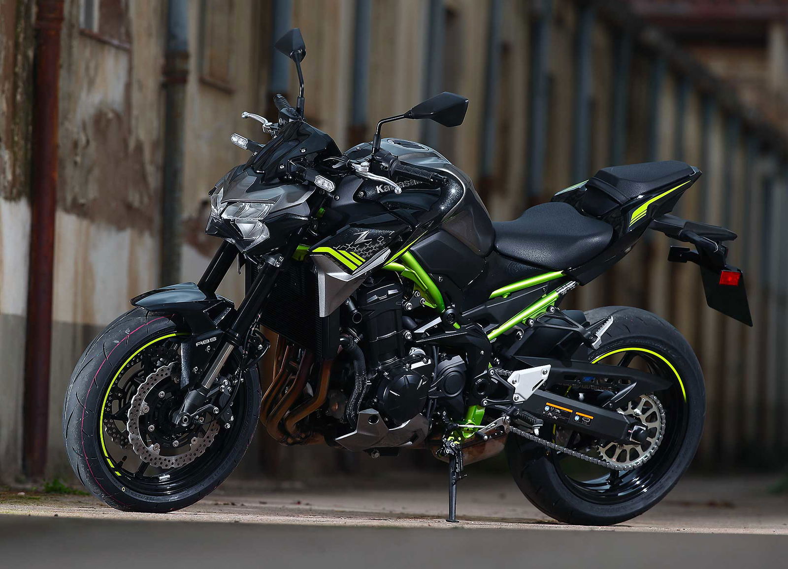 Prova Kawasaki Z900 2020 moto nera telaio verde statica esterna