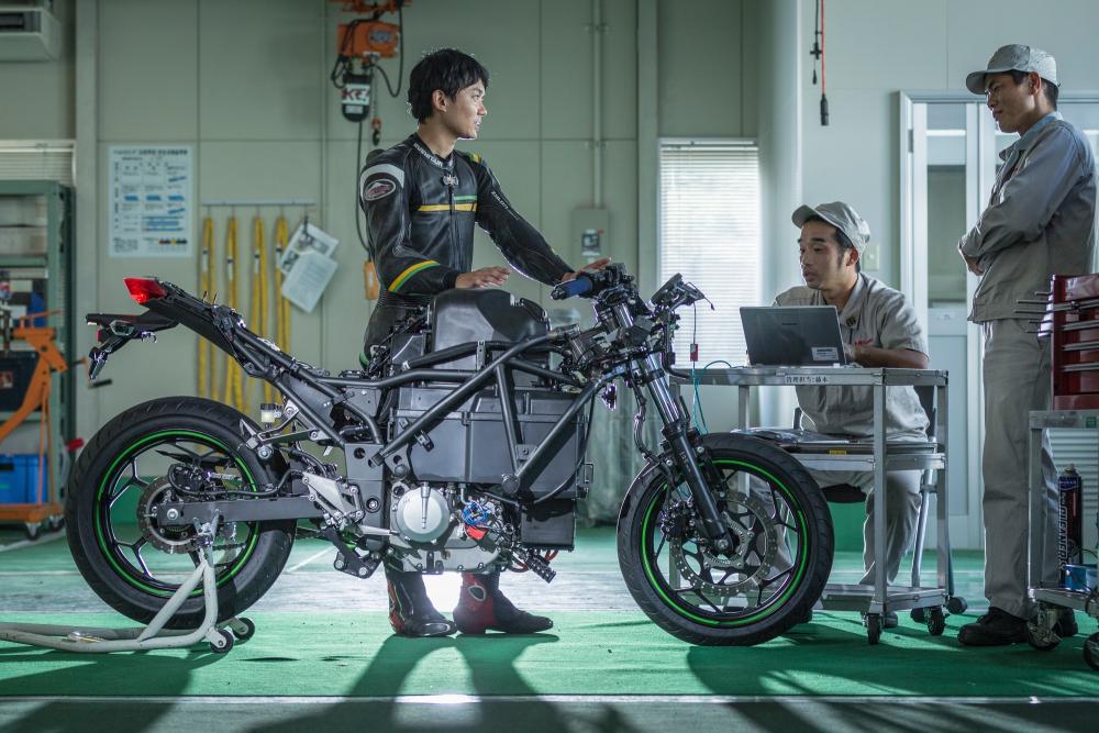 Kawasaki Ninja moto eleettrica EV Project spogliata telaio e power uniti con collaudatore