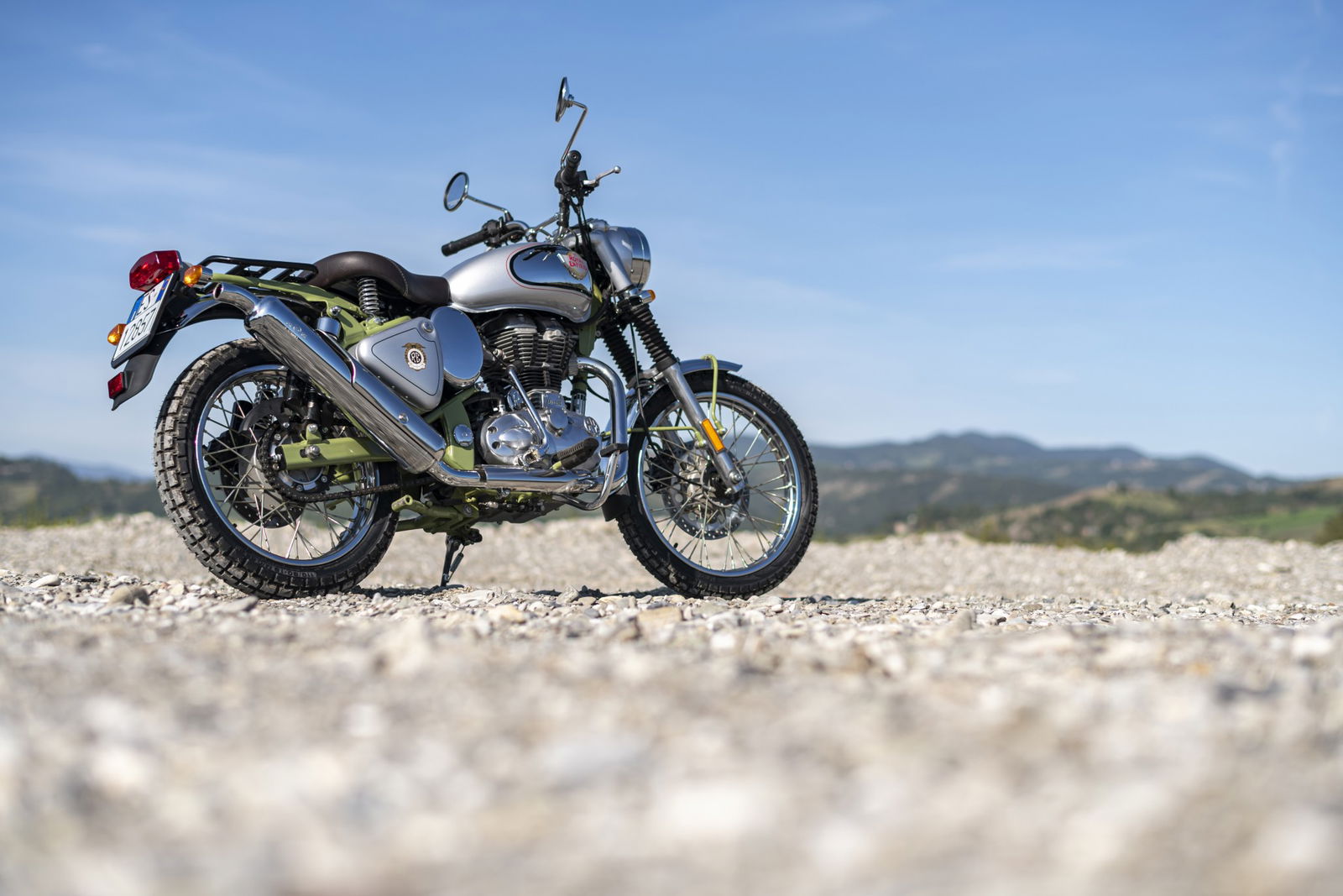 royal enfield bullet trials works replica, statica laterale su greto del fiume