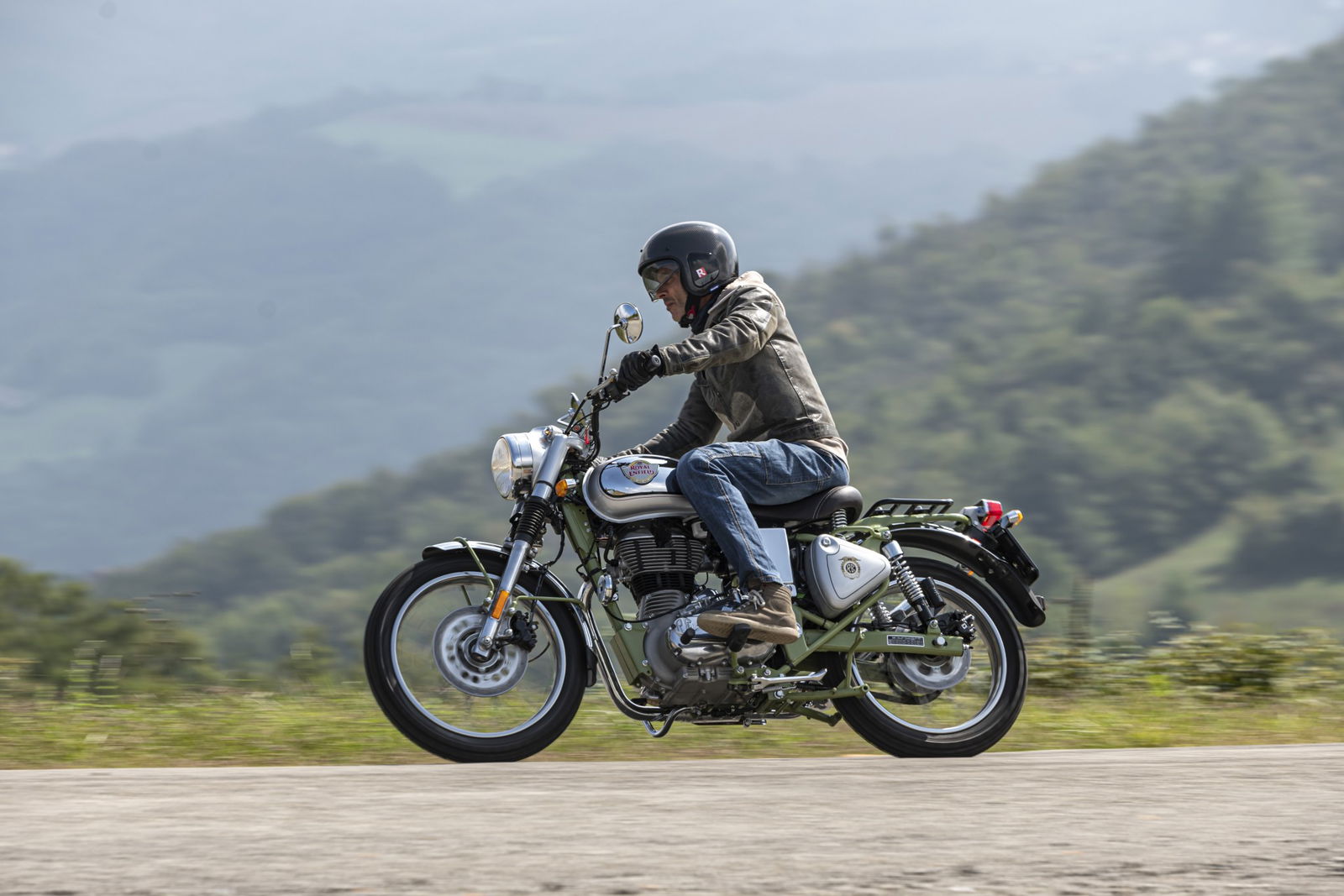 royal enfield bullet trials works replica, curva su strada di collina