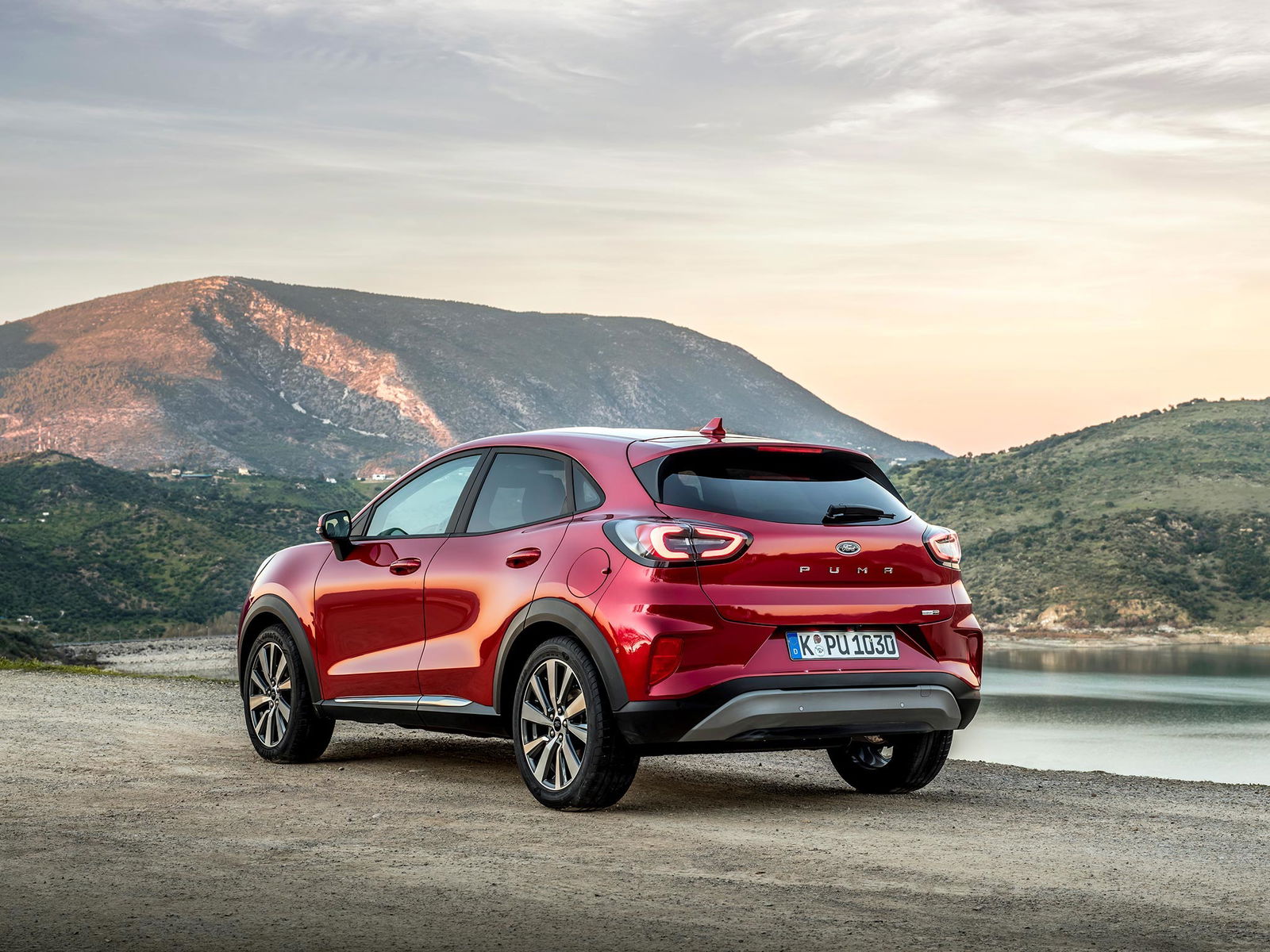 ford puma 2020 rossa tre quarti posteriore