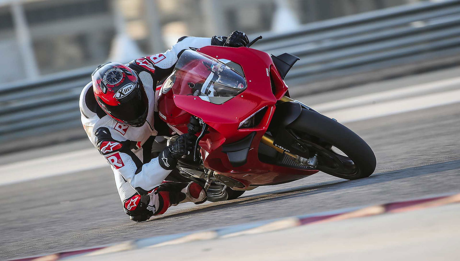 Ducati Panigale V4 2020 in pista in Bahrein interno curva