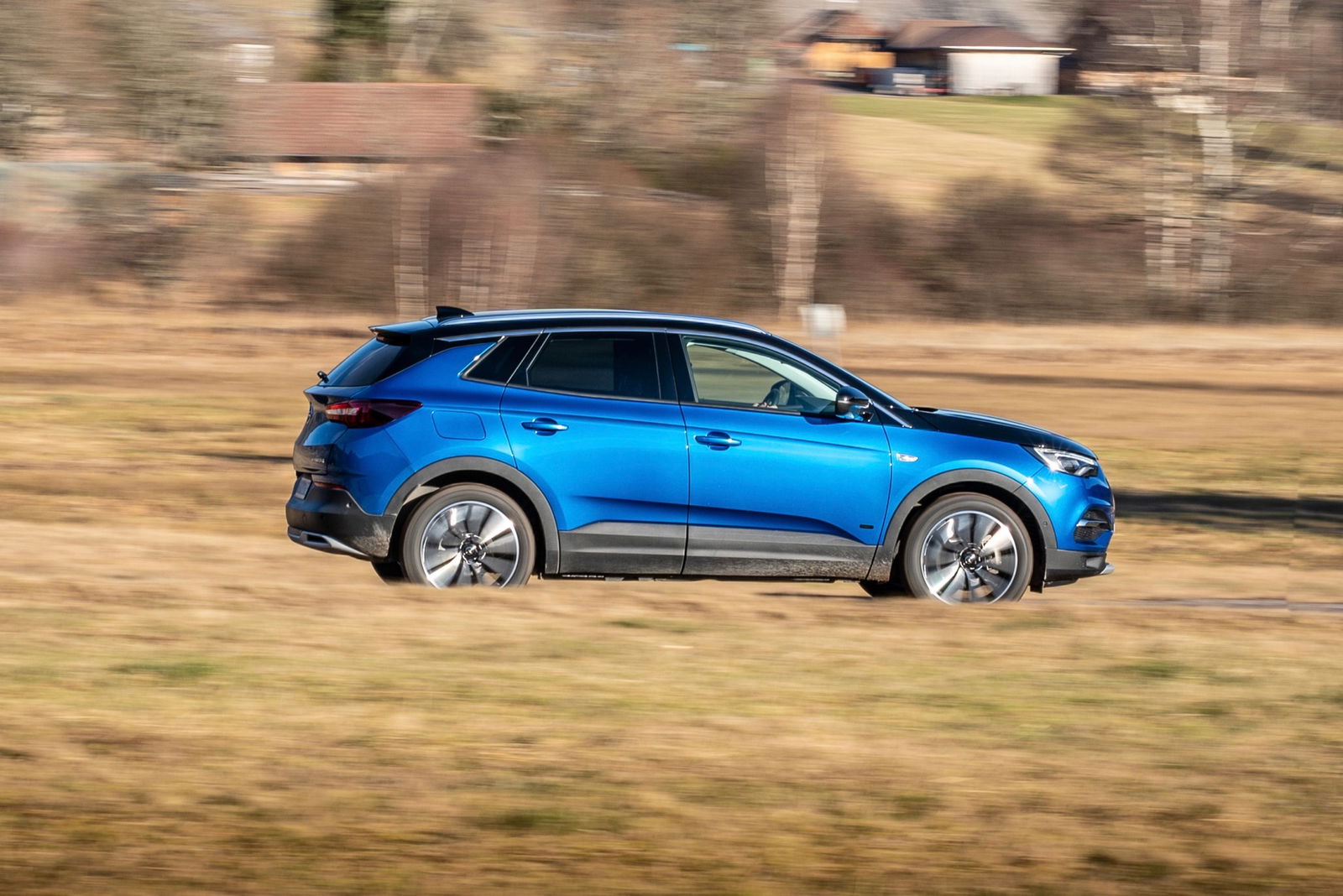 Opel Grandland X Hybrid4 Bicolore in azione