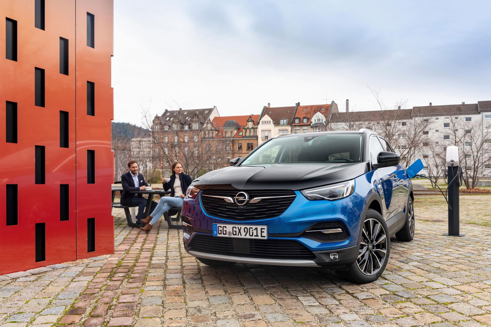 Opel Grandland X Hybrid4 Bicolore ferma alla colonnina di ricarica