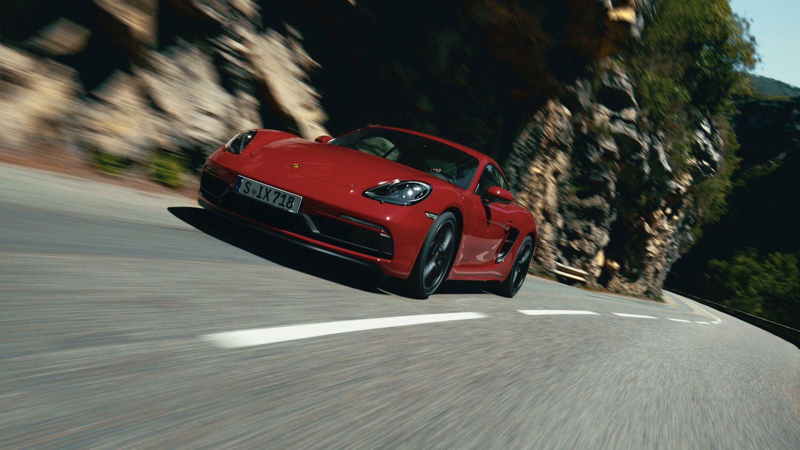 Porsche 710 gts 4.0 rossa, azione su strada di montagna
