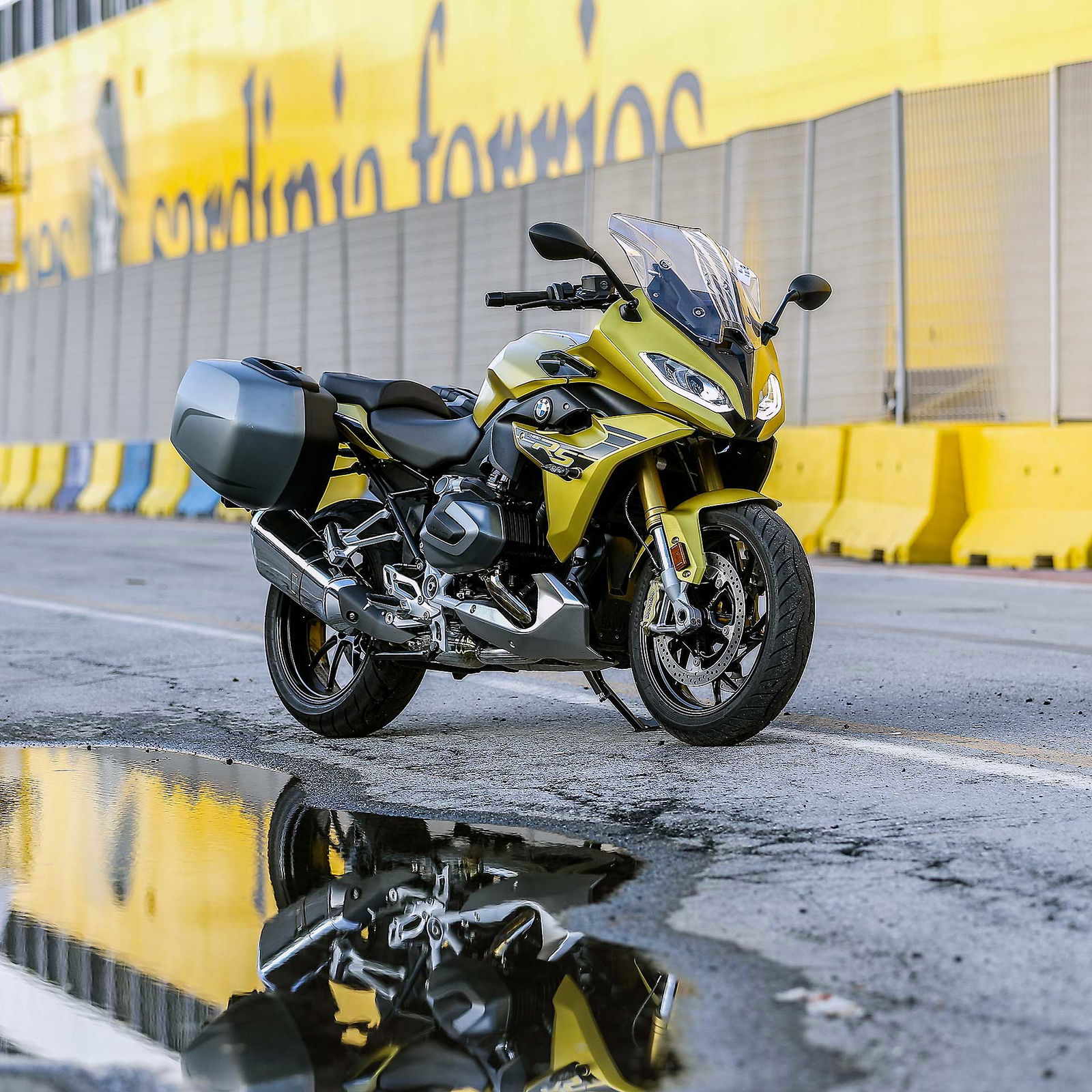 BMW R 1250 RS 2020 statica parcheggio porto traghetto corsica ferries