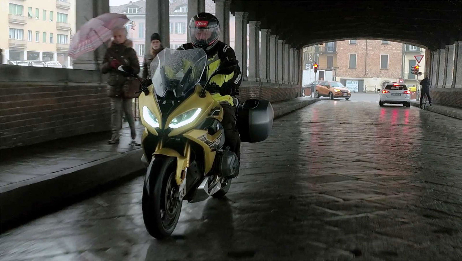 BMW R 1250 RS 2020 moto sotto il ponte coperto pavia