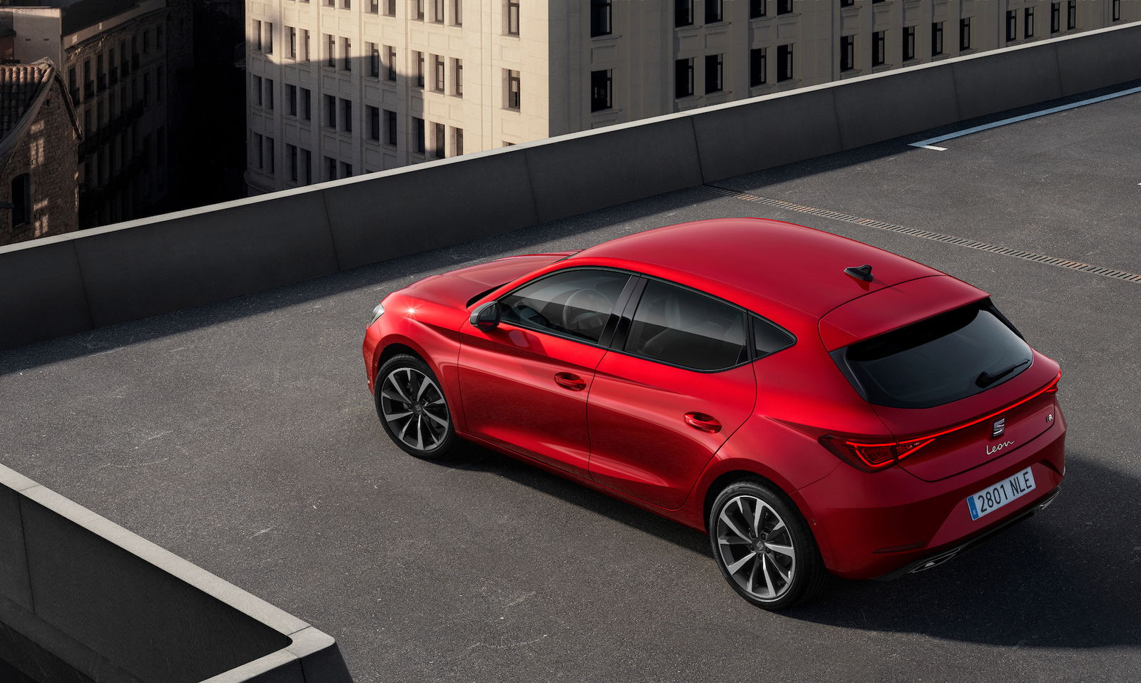 Nuova Seat Leon, rossa, vista dall'alto