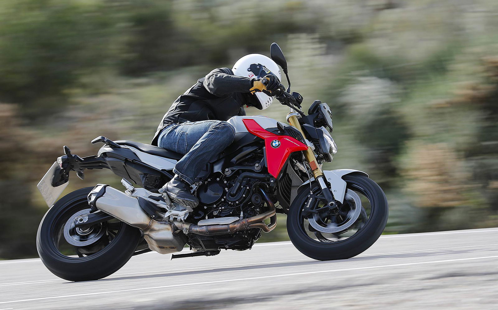 BMW F 900 R bianca e rossa in piega