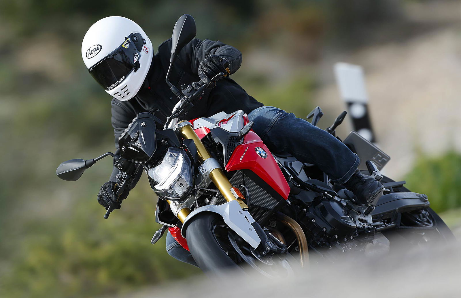 BMW F 900 R 2020 bianca e rossa in azione in curva