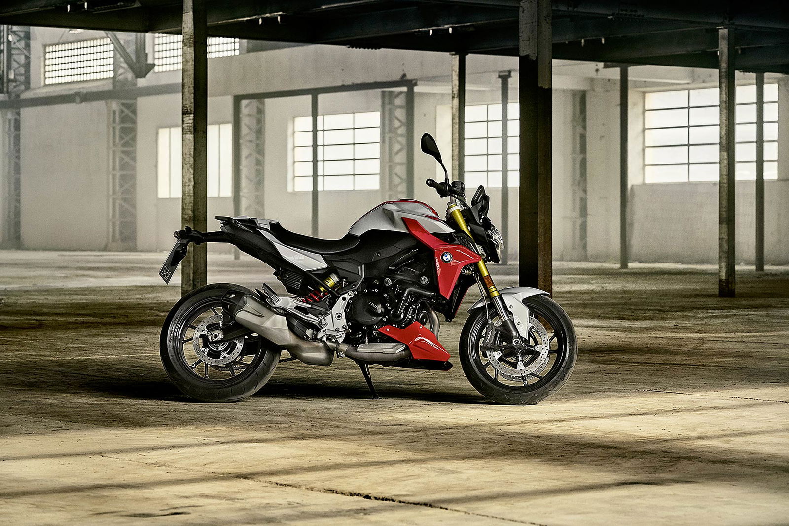 BMW F 900 R 2020 bianca e rossa
