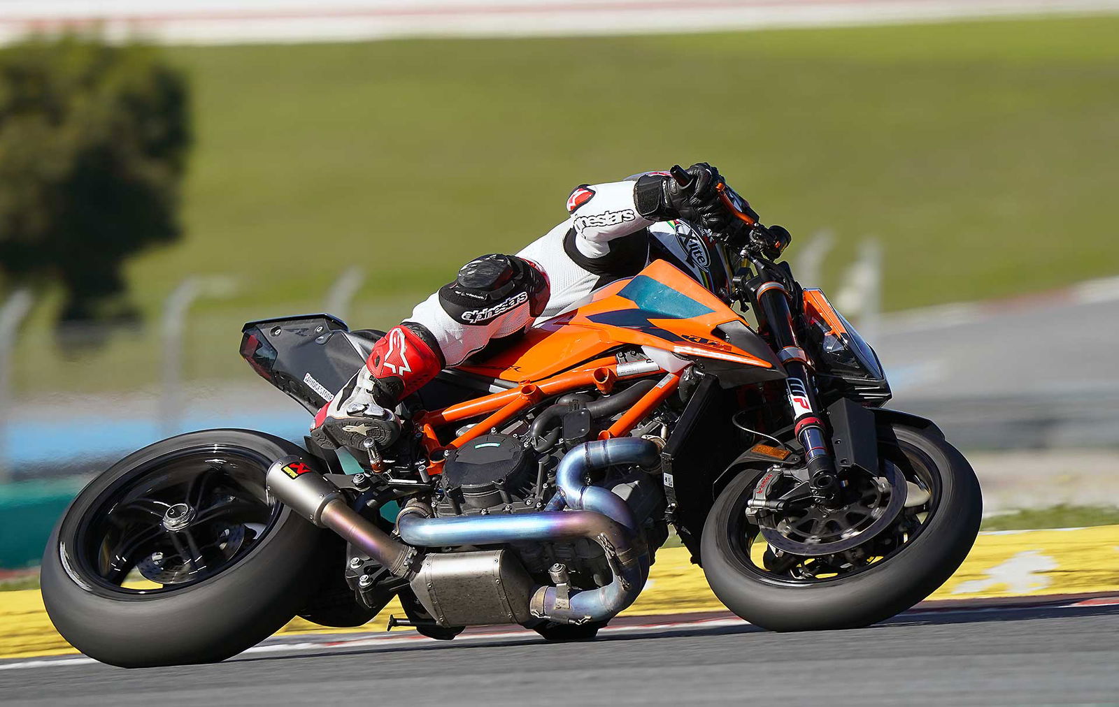 KTM 1290 Super Duke R 2020 azione in pista