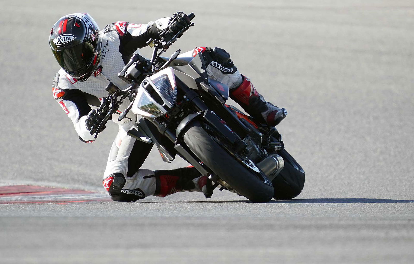 KTM 1290 Super Duke R 2020 Azione in pista a portimao