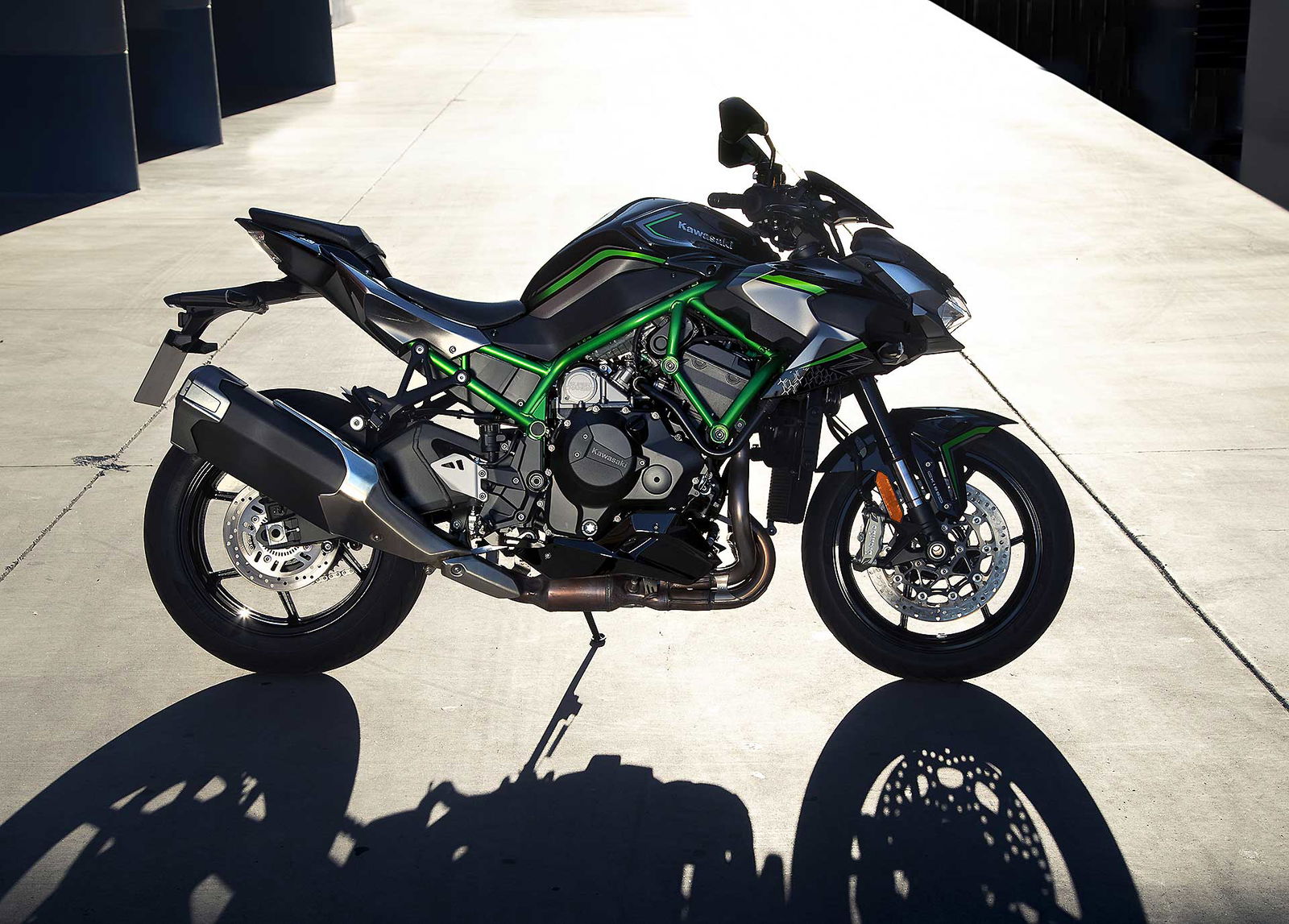 Kawasaki Z H2 verde vista laterale statica