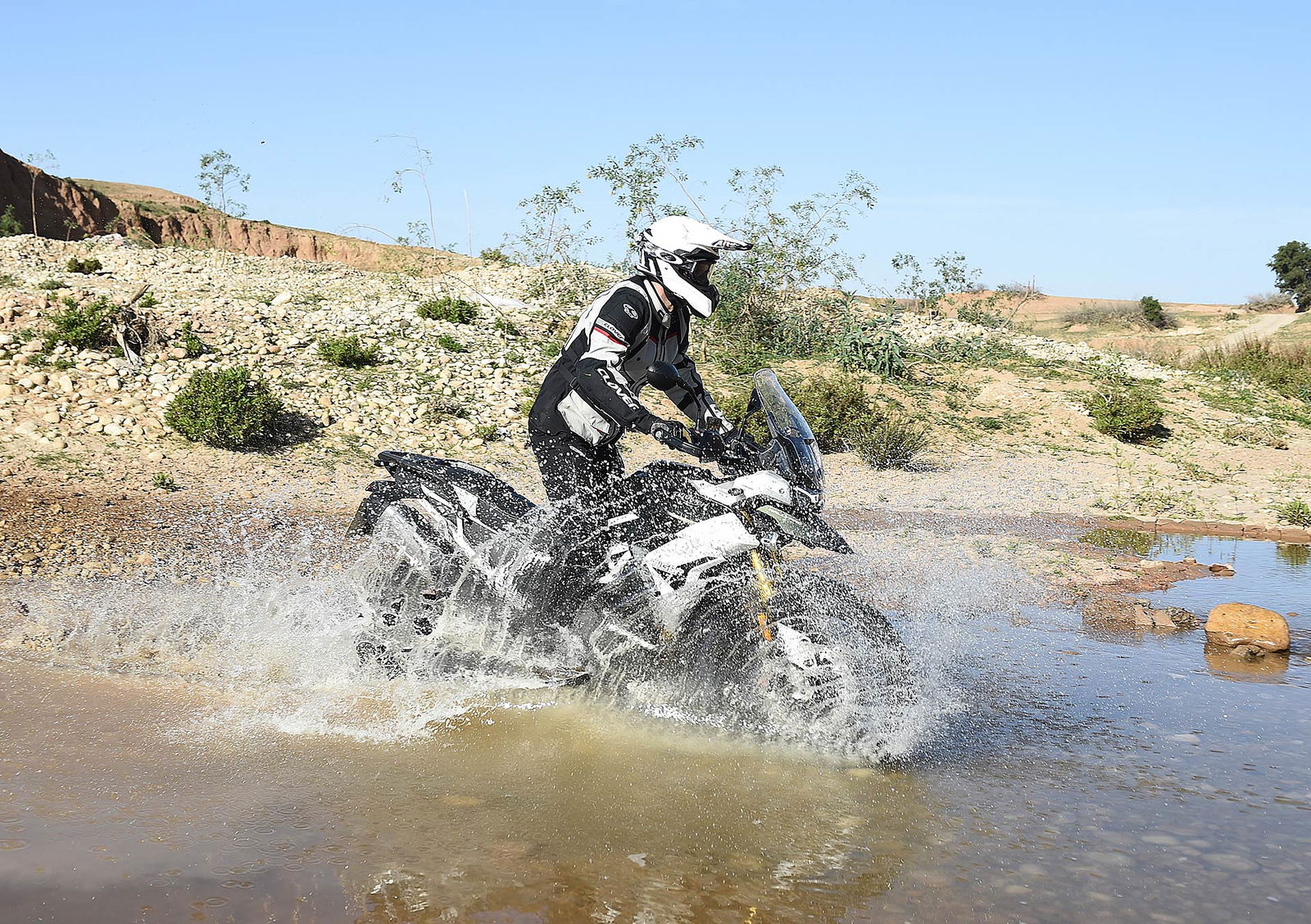 Triumph Tiger 900 Rally Pro guado con moto da enduro