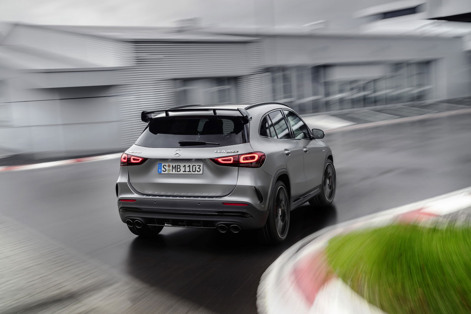 Mercedes-AMG GLA45 S 4MATIC posteriore