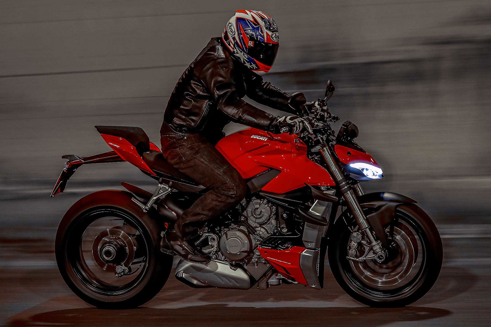 Ducati Streetfighter V4 S rossa, in galleria