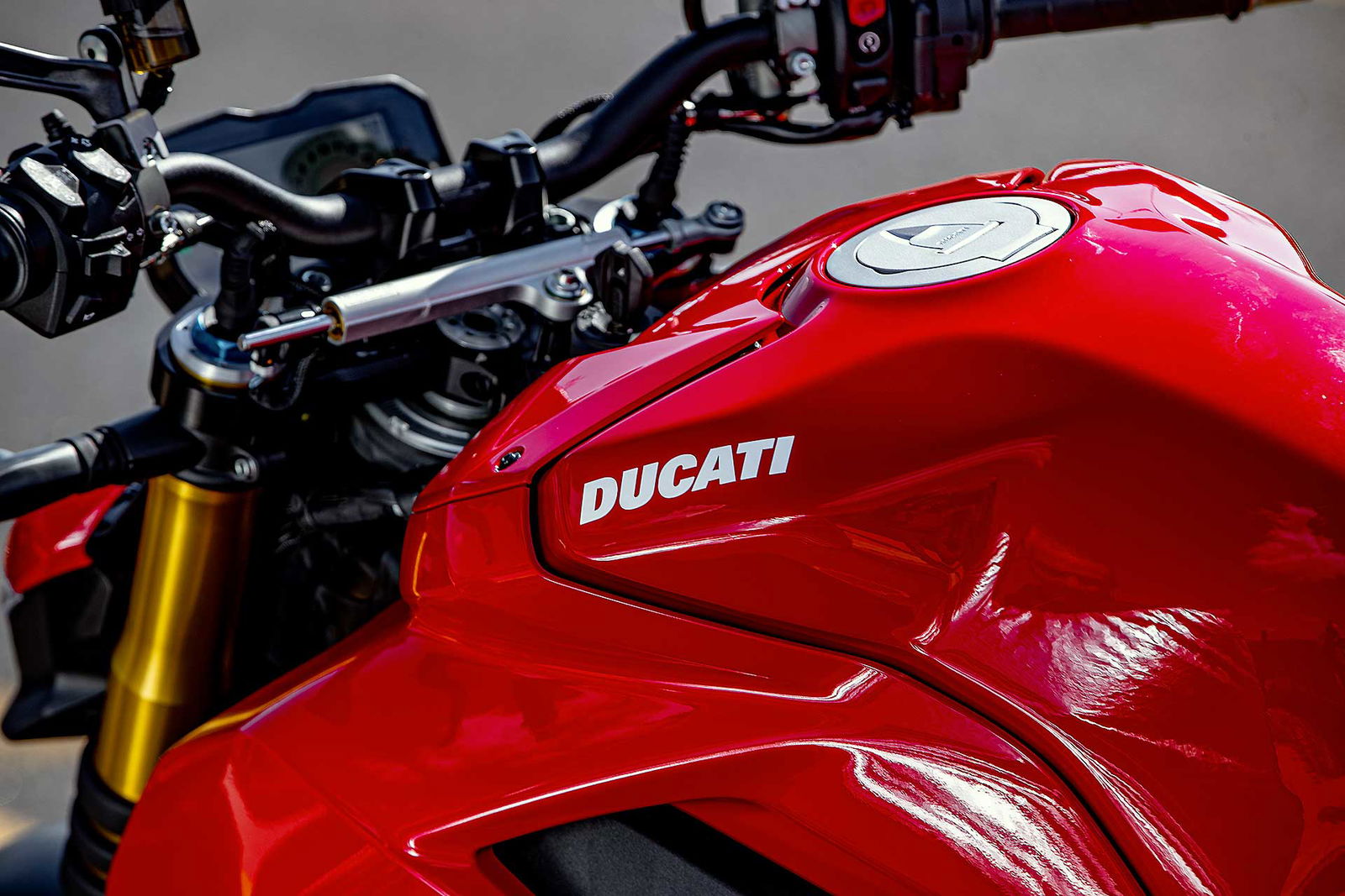Ducati Streetfighter V4 S rossa dettaglio serbatoio