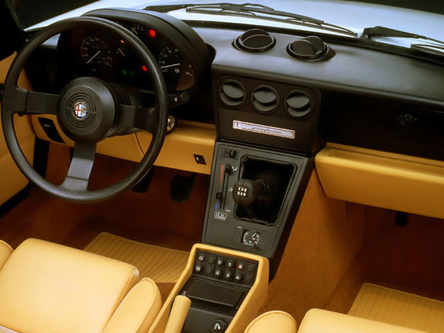 alfa_romeo_spider 1992 abitacolo