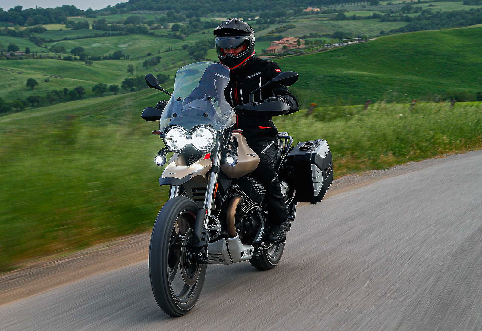 Moto Guzzi V85 TT Travel camera car