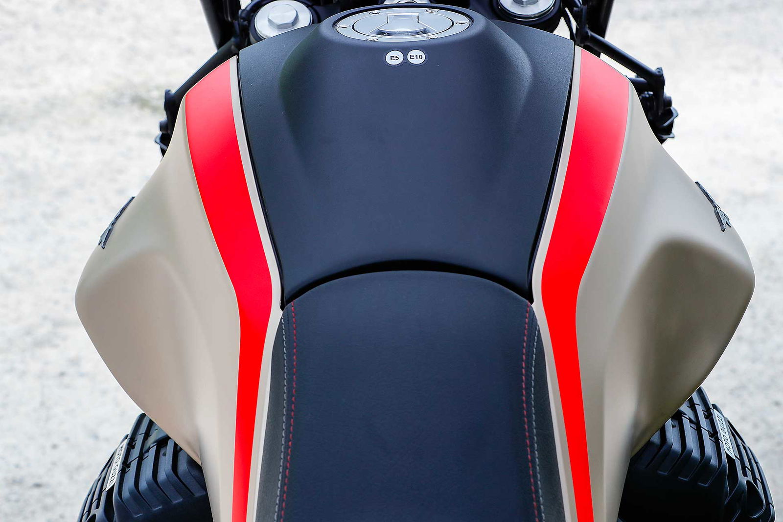 Moto Guzzi V85 TT Travel serbatoio