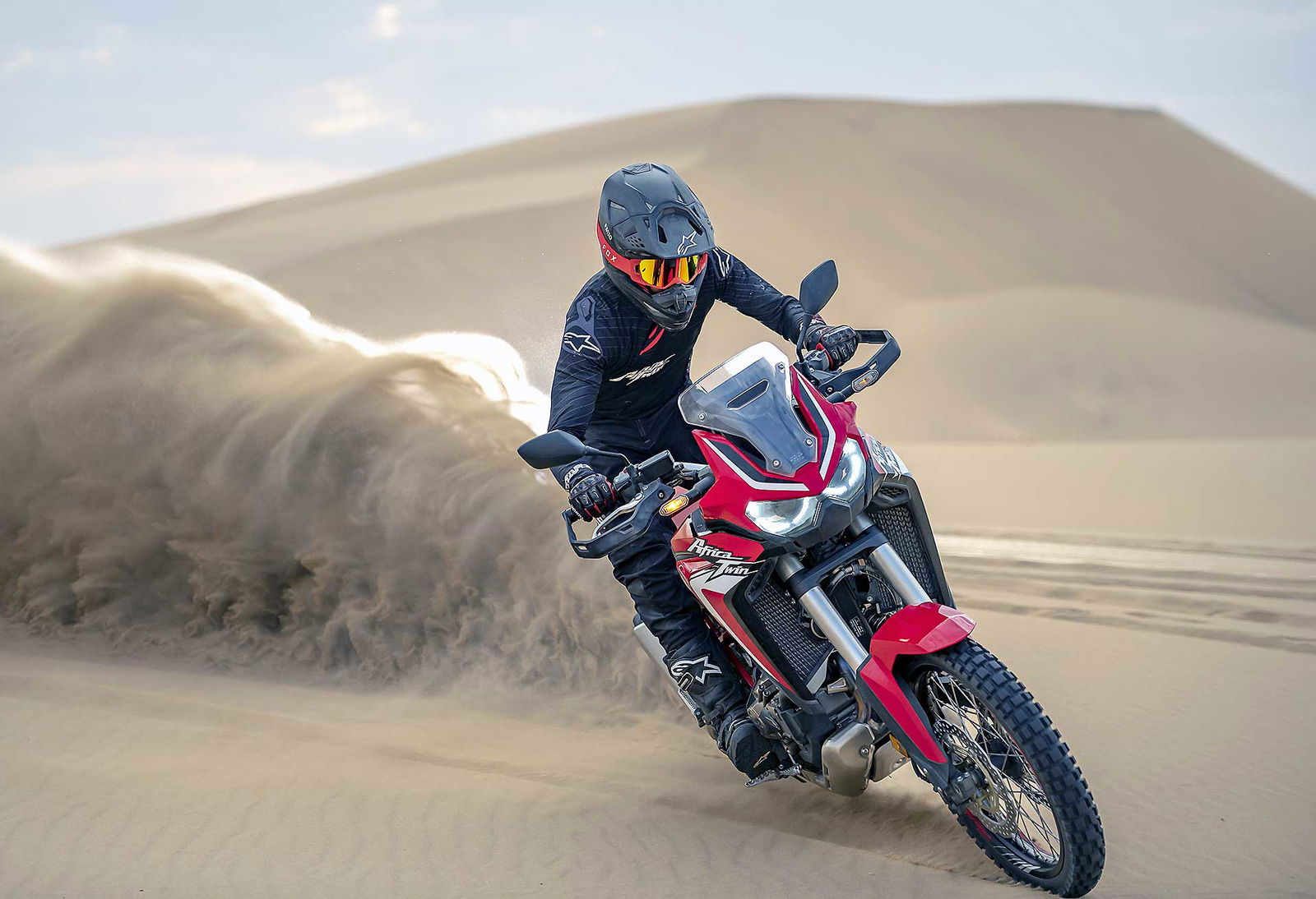 Honda Africa Twin 2020 Rossa, in azione sulle dune del deserto in Namibia