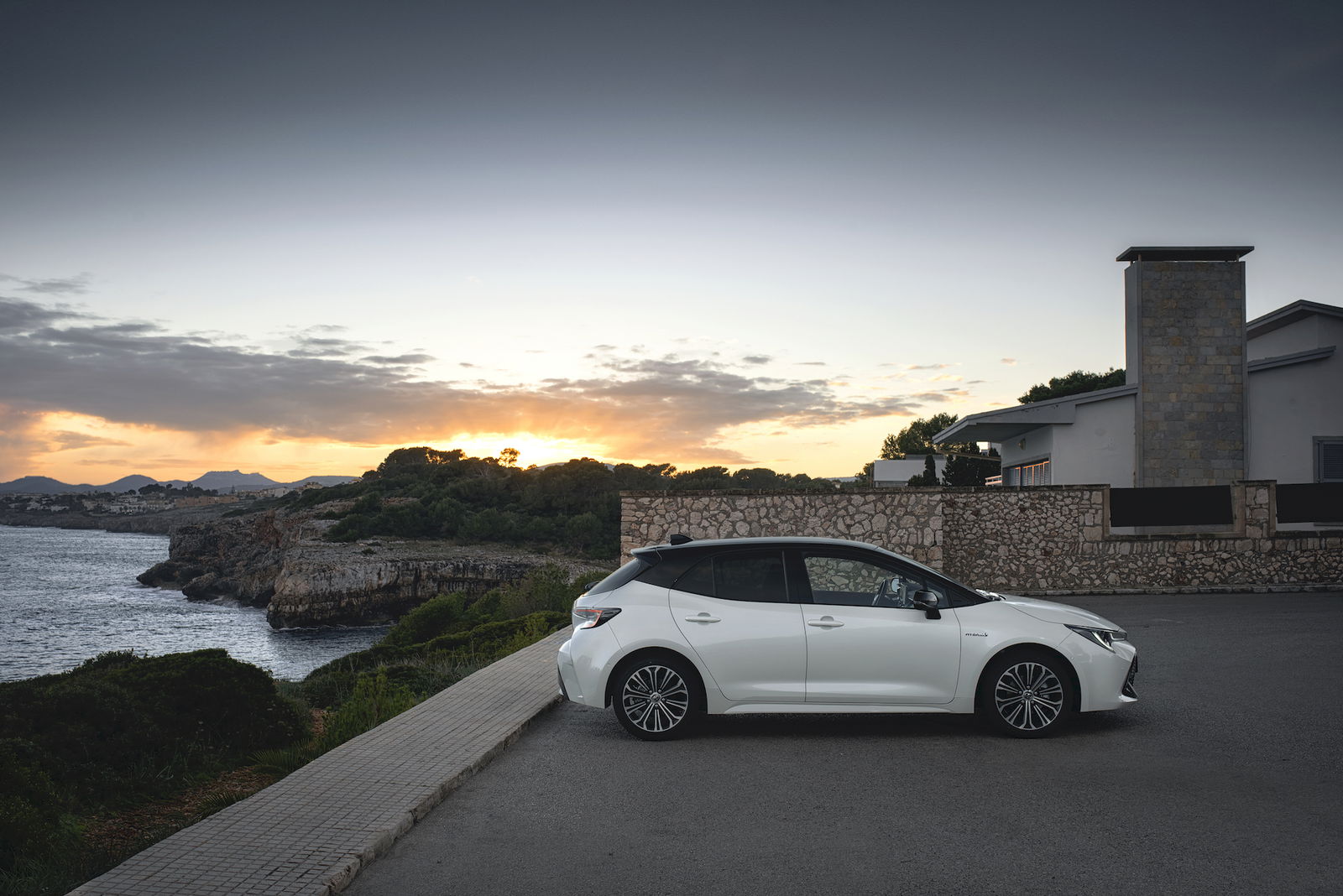 Toyota Corolla bianca laterale